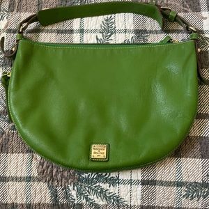 Like new. It’s a beautiful green color. I would say it’s a medium size purse.